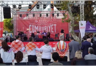 Cumhuriyet coşkusunda adres Menderes oldu