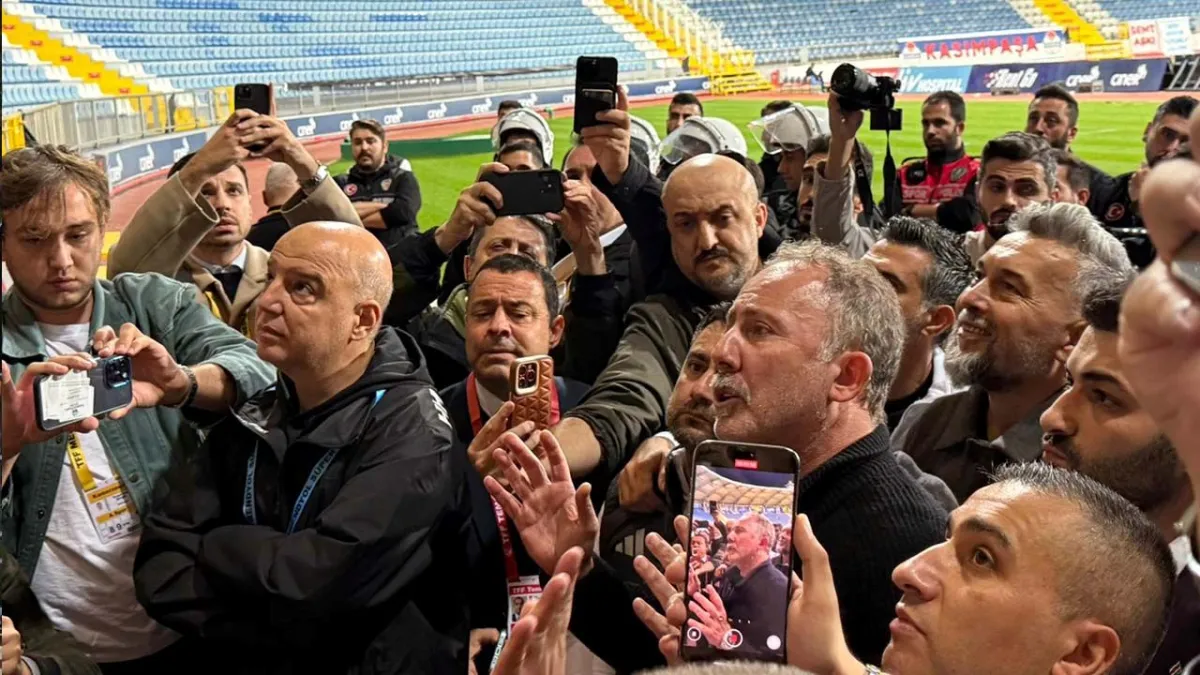 Sergen Yalçın taraftar tribününe gitti haberinin görseli