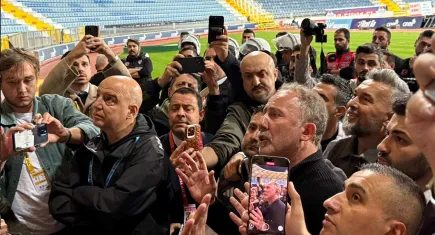 Sergen Yalçın taraftar tribününe gitti