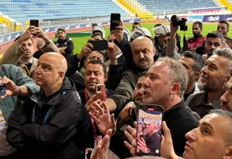Sergen Yalçın taraftar tribününe gitti