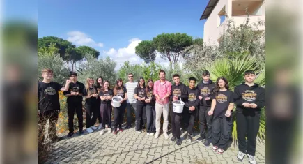 Bergama'da okul bahçesinde öğrencilerden zeytin hasadı