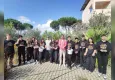 Bergama'da okul bahçesinde öğrencilerden zeytin hasadı