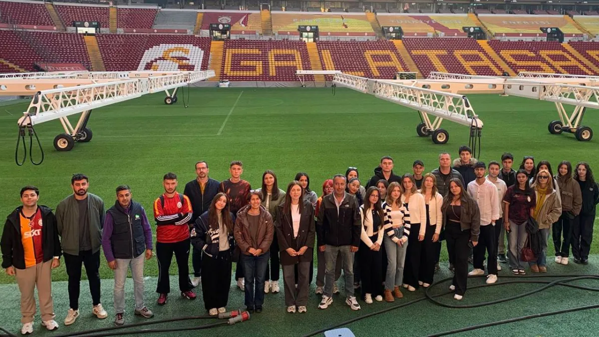 Ege Üniversitesi öğrencileri Rams Park Stadı’nın zeminini inceledi haberinin görseli