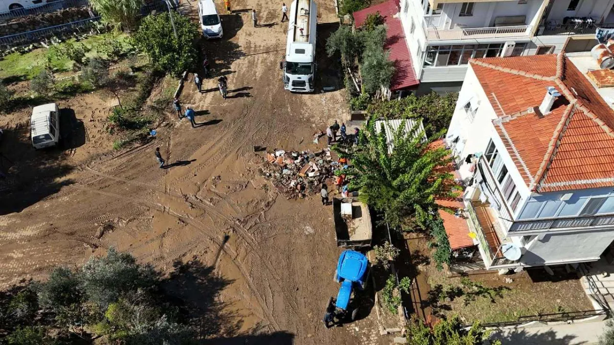 Foça’yı vuran sel felaketinde yaralar sarılıyor haberinin görseli