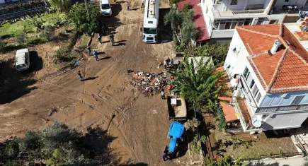 Foça’yı vuran sel felaketinde yaralar sarılıyor