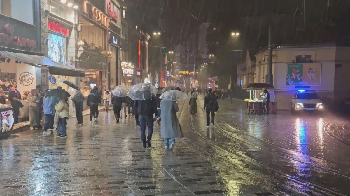 İstanbul'da sağanak yağış trafiği kilitledi haberinin görseli