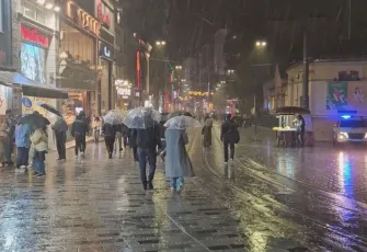 İstanbul'da sağanak yağış trafiği kilitledi