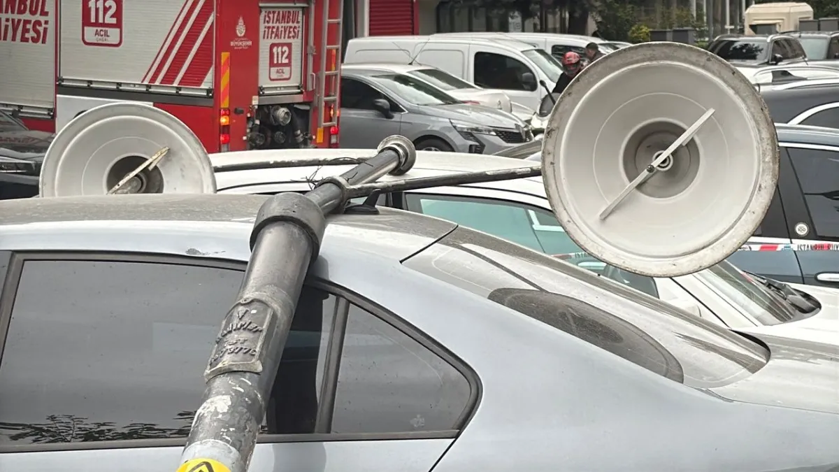 İstanbul'da şiddetli rüzgar etkili oldu: Elektrik direği araçların üzerine devrildi haberinin görseli