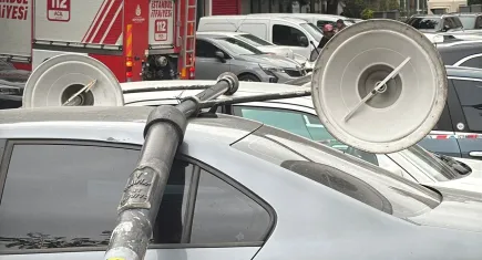 İstanbul'da şiddetli rüzgar etkili oldu: Elektrik direği araçların üzerine devrildi