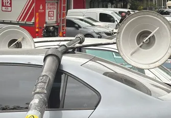 İstanbul'da şiddetli rüzgar etkili oldu: Elektrik direği araçların üzerine devrildi