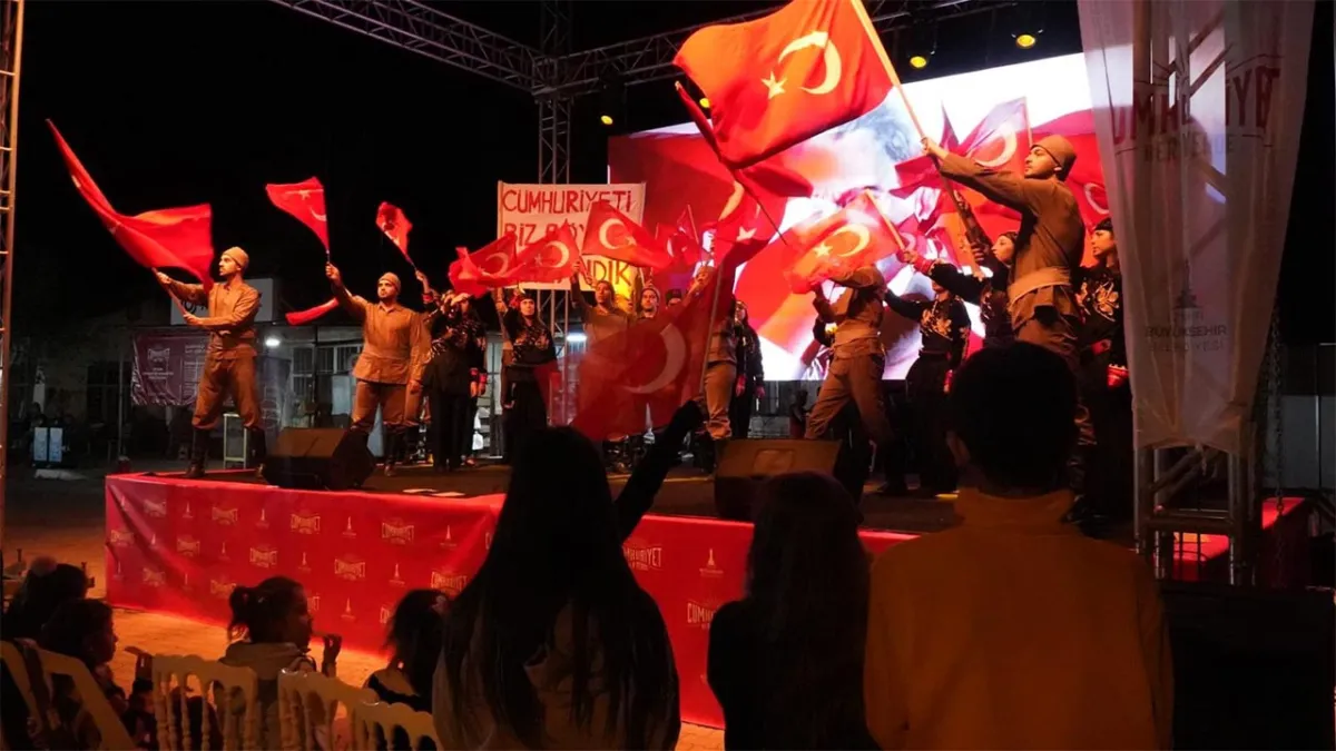İzmir’de ‘Cumhuriyet Her Yerde’ kutlamaları Bergama’da devam etti haberinin görseli