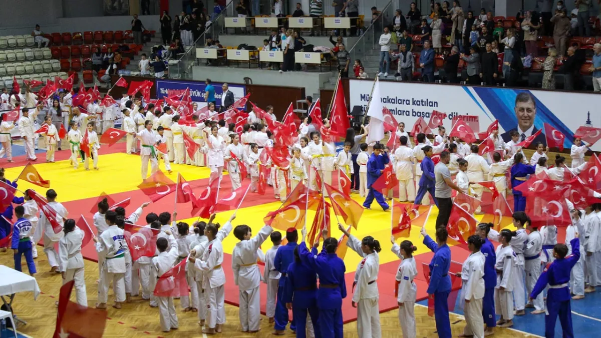 Minik sporculardan cumhuriyet coşkusu: İzmir’de güreş ve judo turnuvaları düzenlendi haberinin görseli