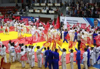 Minik sporculardan cumhuriyet coşkusu: İzmir’de güreş ve judo turnuvaları düzenlendi