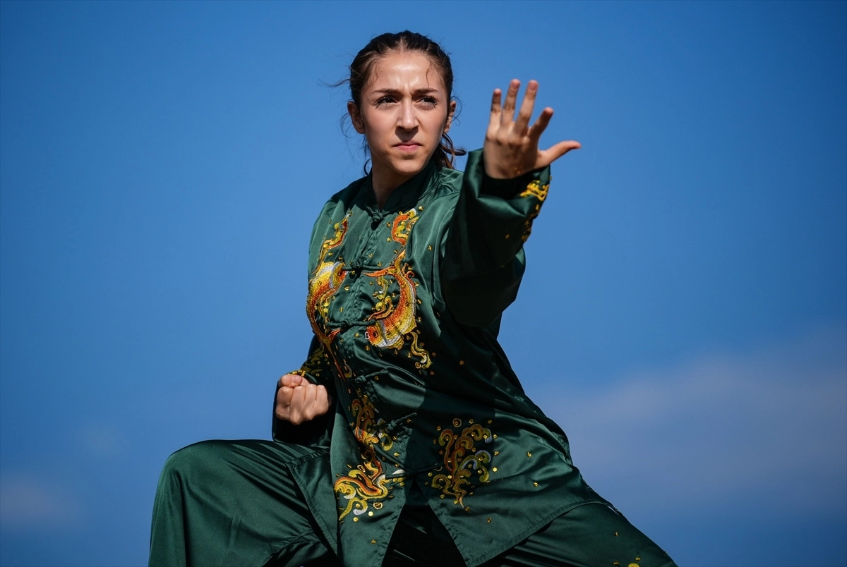Parklarda çalışarak dünya üçüncüsü oldu: İzmirli Tai Chi Sporcusu Akgül’ün hedefi şampiyonluk başlıklı video haberin görseli