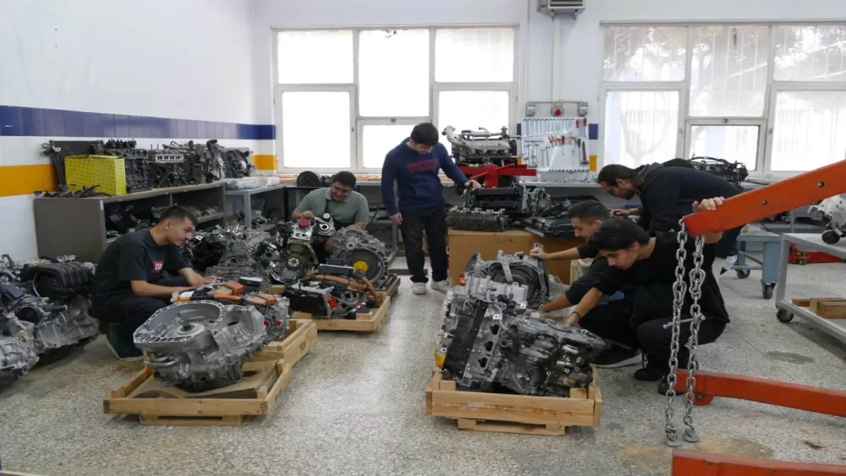 Renault Türkiye’den Ege Meslek Yüksekokulu’na ekipman desteği  haberinin görseli