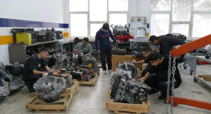 Renault Türkiye’den Ege Meslek Yüksekokulu’na ekipman desteği 