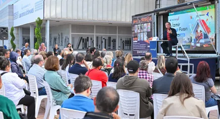 Sinan Meydan İZKİTAP’ta: Demokrasiyi inşa etmenin yolu laik Cumhuriyetten geçer