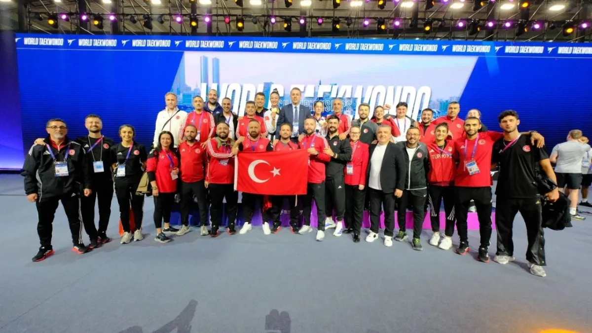 Tarihi çifte zafer! Tekvandoda Emine Göğebakan ve Nafia Kuş Aydın dünya şampiyonu! haberinin görseli