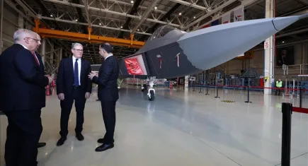 Uçan Kale'ye sürpriz ziyaret: İngiliz Savunma Bakanı KAAN'ı ziyaret etti..