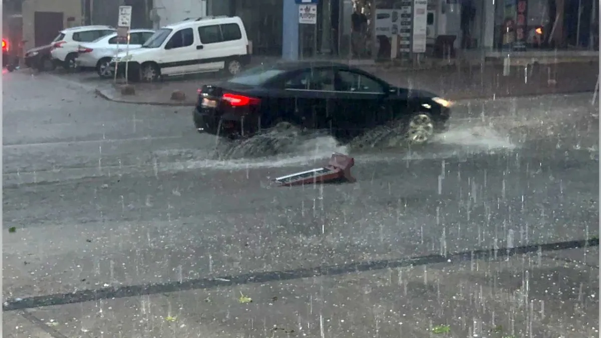 Antalya'da sağanak yağış etkili oldu: Yollar göle döndü haberinin görseli