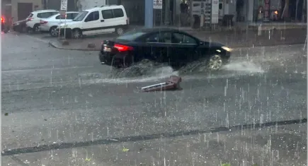 Antalya'da sağanak yağış etkili oldu: Yollar göle döndü