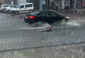 Antalya'da sağanak yağış etkili oldu: Yollar göle döndü