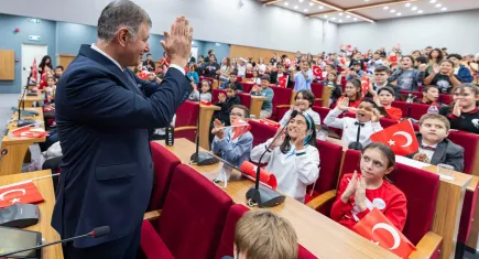Başkan Tugay, 29 Ekim’e özel meclis oturumunda gençleri ve çocukları ağırladı