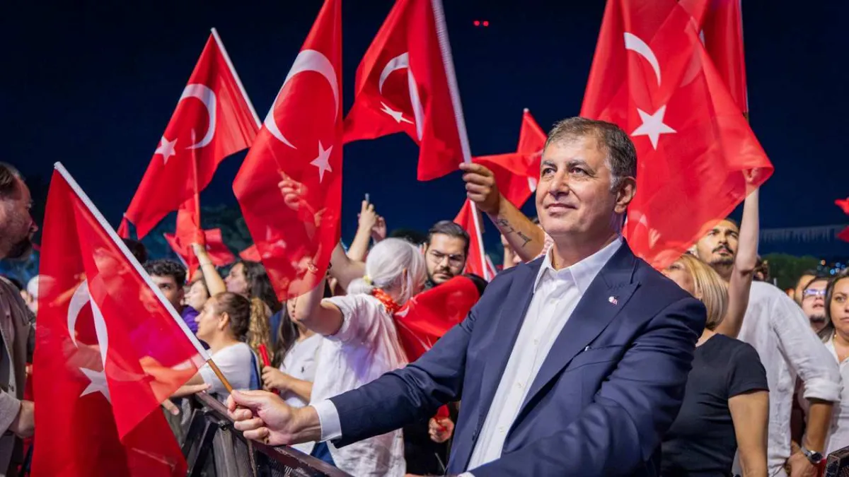 Başkan Tugay’dan 29 Ekim mesajı: Cumhuriyet, 102 yıldır her nefeste yaşıyor haberinin görseli