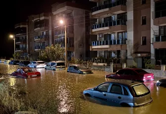 Bergama’da sağanak yaşamı felç etti: Sokaklar göle döndü, evleri su bastı