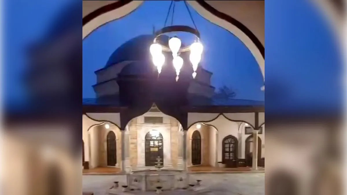Bursa’da Tarihi Emirsultan Camii’nin Kubbesine Yıldırım Düştü haberinin görseli