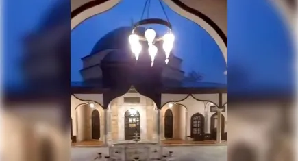 Bursa’da Tarihi Emirsultan Camii’nin Kubbesine Yıldırım Düştü