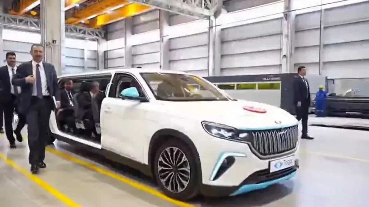 Cumhburbaşkanı Erdoğan törene özel üretim TOGG'la geldi haberinin görseli