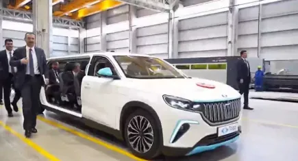 Cumhburbaşkanı Erdoğan törene özel üretim TOGG'la geldi