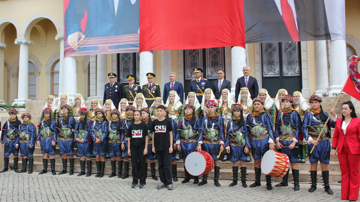 Cumhuriyet Bayramı kutlamalarında ikinci adres Konak Atatürk Meydanı oldu haberinin görseli