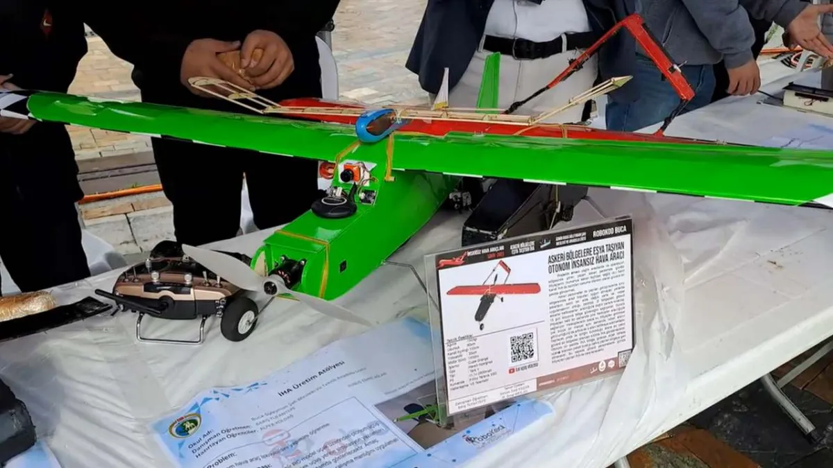 Cumhuriyetin 102. yılında İzmir’de Robokod sergisi yoğun ilgi gördü haberinin görseli