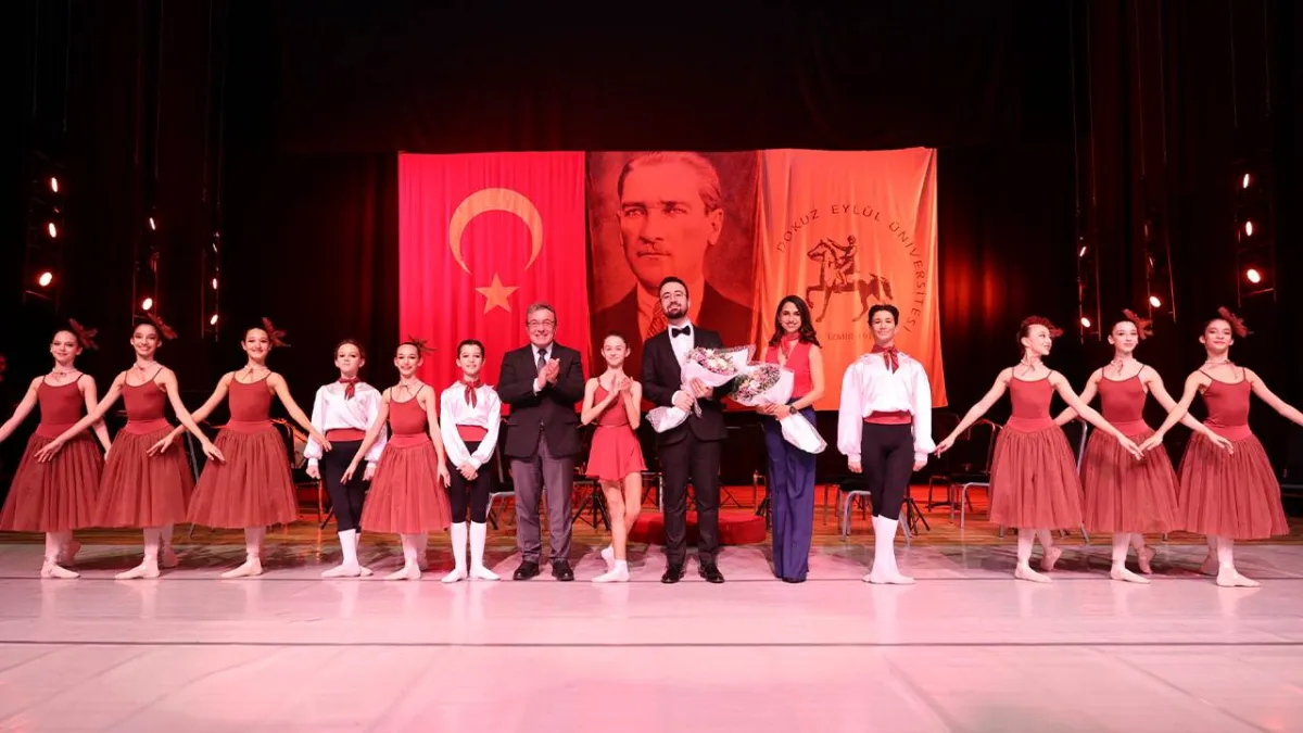 DEÜ, cumhuriyetin 102. yılını sanatla coşkuyla kutladı haberinin görseli