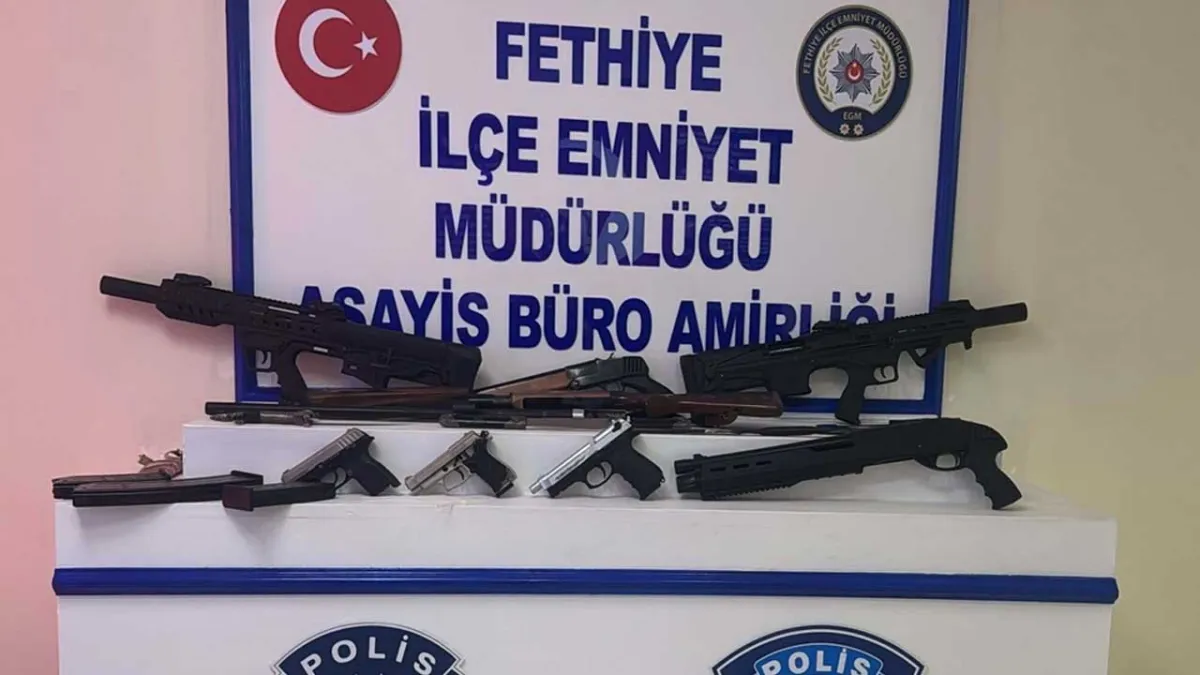 İş yeri önüne bırakılan çantadan cephanelik çıktı haberinin görseli