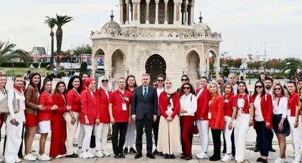 İzmir’de 29 Ekim Cumhuriyet Bayramı kutlamaları coşkuyla başladı