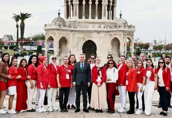 İzmir’de 29 Ekim Cumhuriyet Bayramı kutlamaları coşkuyla başladı