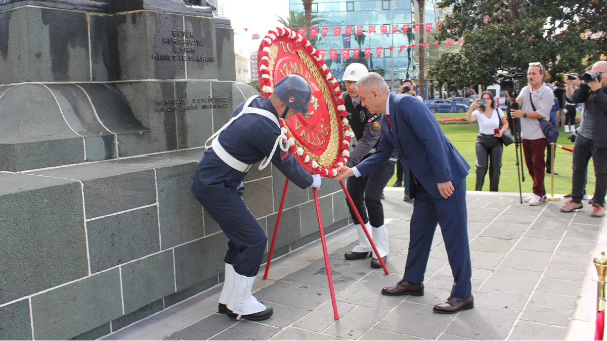 İzmir’de kutlamalar Cumhuriyet Meydanı’nda başladı haberinin görseli