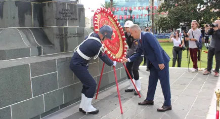 İzmir’de kutlamalar Cumhuriyet Meydanı’nda başladı