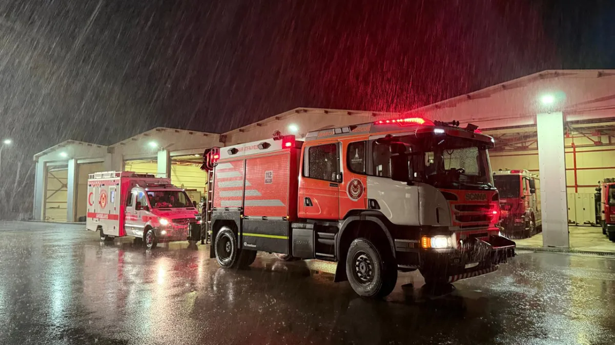 İzmir İtfaiyesi deprem sonrası destek için Sındırgı’da haberinin görseli