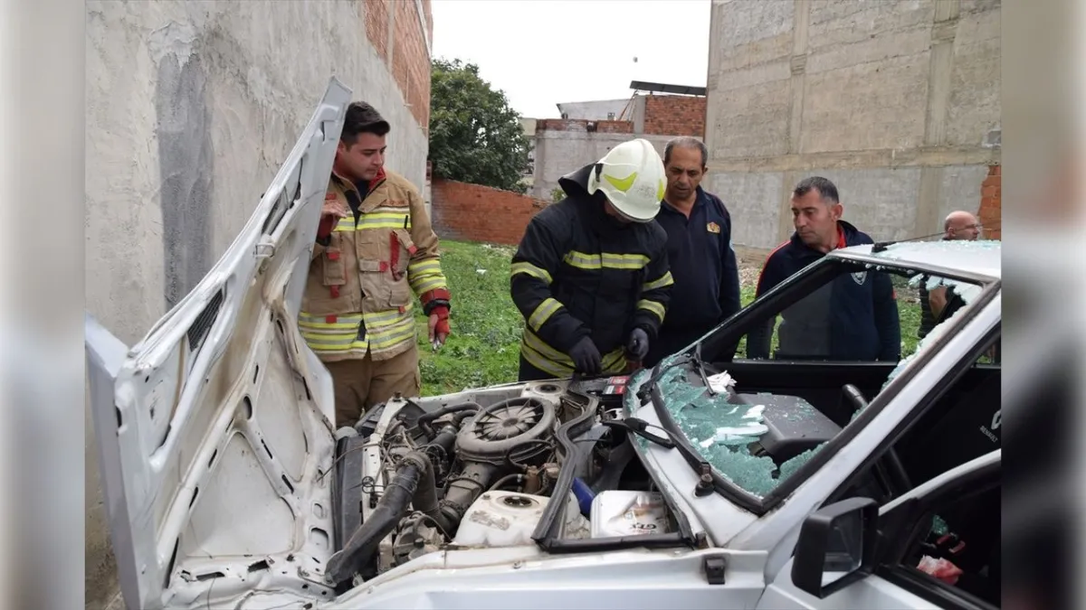 Manisa'da kaza: Otomobil evin duvarına çarptı haberinin görseli