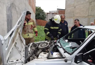 Manisa'da kaza: Otomobil evin duvarına çarptı