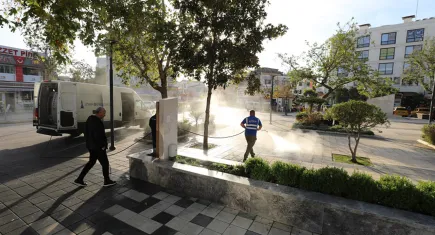 Menderes’te geniş çaplı temizlik: Cadde ve sokaklar parladı