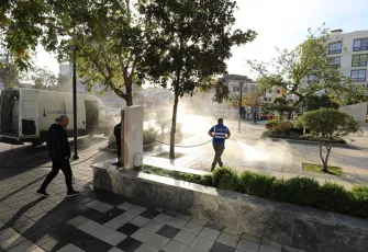 Menderes’te geniş çaplı temizlik: Cadde ve sokaklar parladı