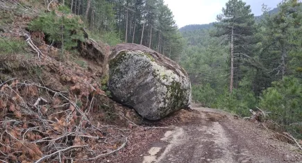 Sındırgı Depremi Kütahya’da Etkisini Gösterdi: Yamaçtan Kopan Kaya Yolu Kapattı