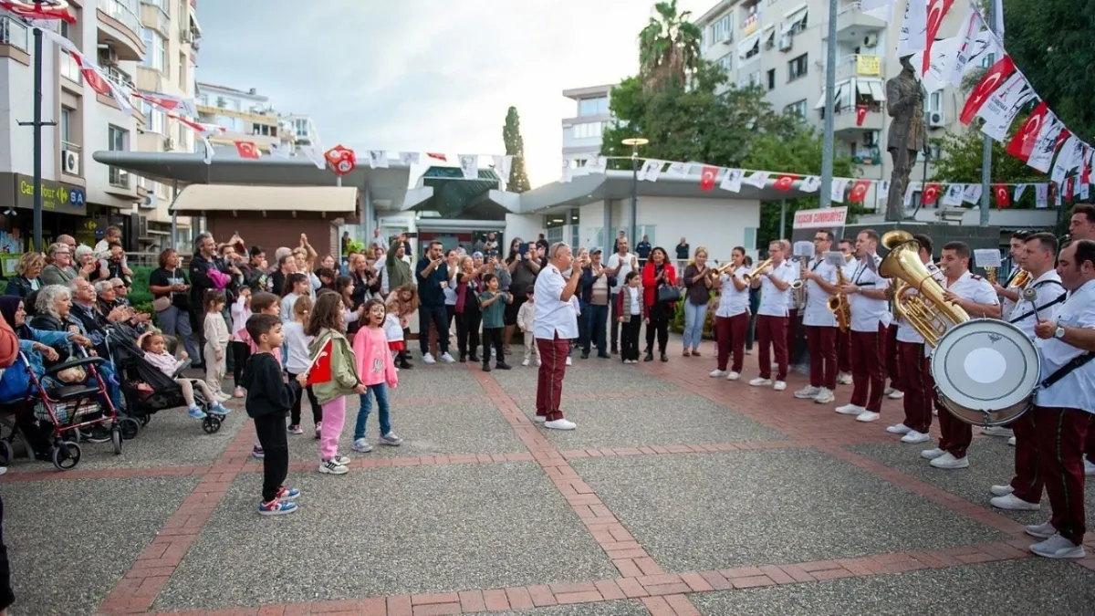 102 Yıllık Cumhuriyet gururu sanatla buluştu: Karşıyaka'da miniklerden "Cumhuriyet’in Renkleri" sergisi haberinin görseli