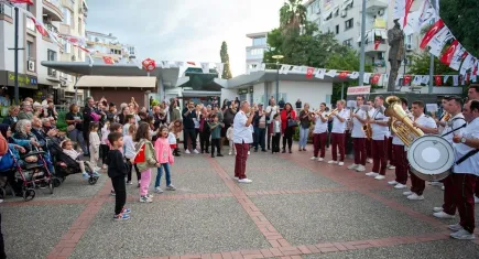 102 Yıllık Cumhuriyet gururu sanatla buluştu: Karşıyaka'da miniklerden "Cumhuriyet’in Renkleri" sergisi
