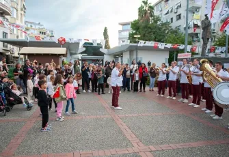 102 Yıllık Cumhuriyet gururu sanatla buluştu: Karşıyaka'da miniklerden "Cumhuriyet’in Renkleri" sergisi